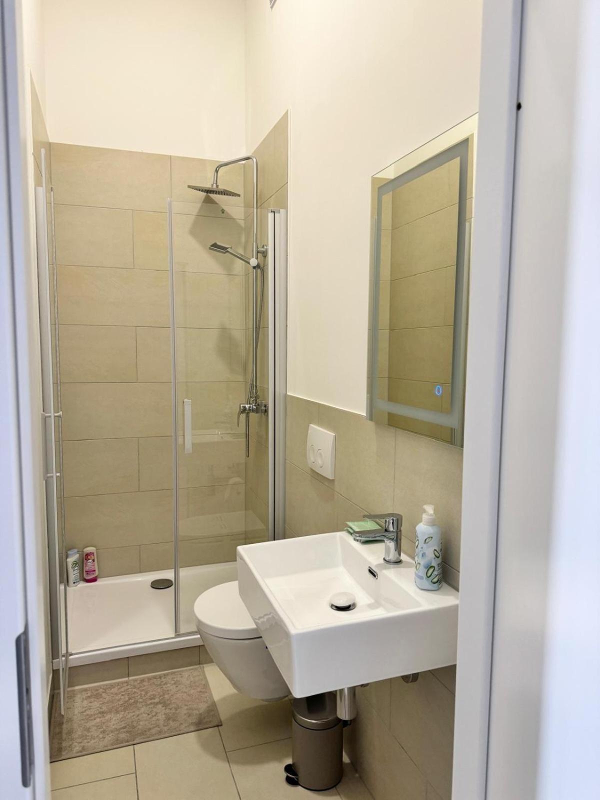 Heaven Homes - Privatzimmer Mit Bad Im Herzen Von Duesseldorf Esterno foto
